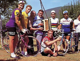 Jean Ségurel joue pour les cyclistes Jean Ségurel, Raymond Poulidor, Rudy Altig, Jacques Anquetil...