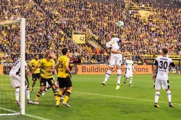 schwarzes fußballtrikot