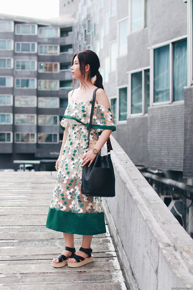 OOTD | グリーンと白の刺繍ストラップオフショルダーワンピースのフェミニンカジュアルコーデ - Japanese Fashion
