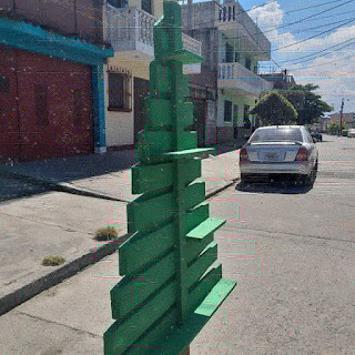 Árbol navideño hecho con palets de madera reciclados con repisas