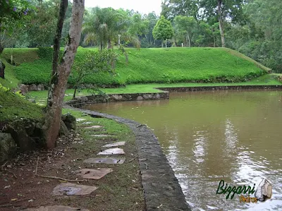 Execução de muro de pedra no lago com a construção do lago, a execução do paisagismo com grama esmeralda e no talude a grama amendoim em sítio em Nazaré Paulista-SP.