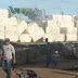 Carreta carregada de algodão tomba na BR-242 no Setor Industrial em Luis Eduardo Magalhães