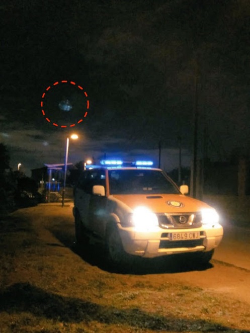 UFO che sorvola una macchina della polizia in Spagna