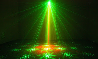 Đèn laser music 80 hình RG trong quán bar, karaoke, có điều khiển chơi theo âm thanh