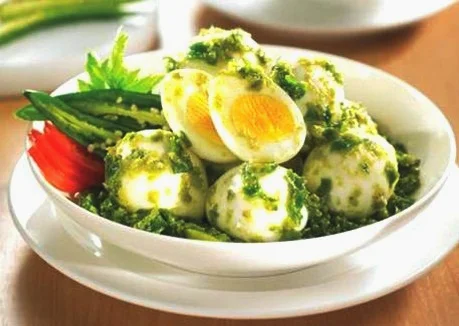 Telur mata sapi dalam wadah keranjang