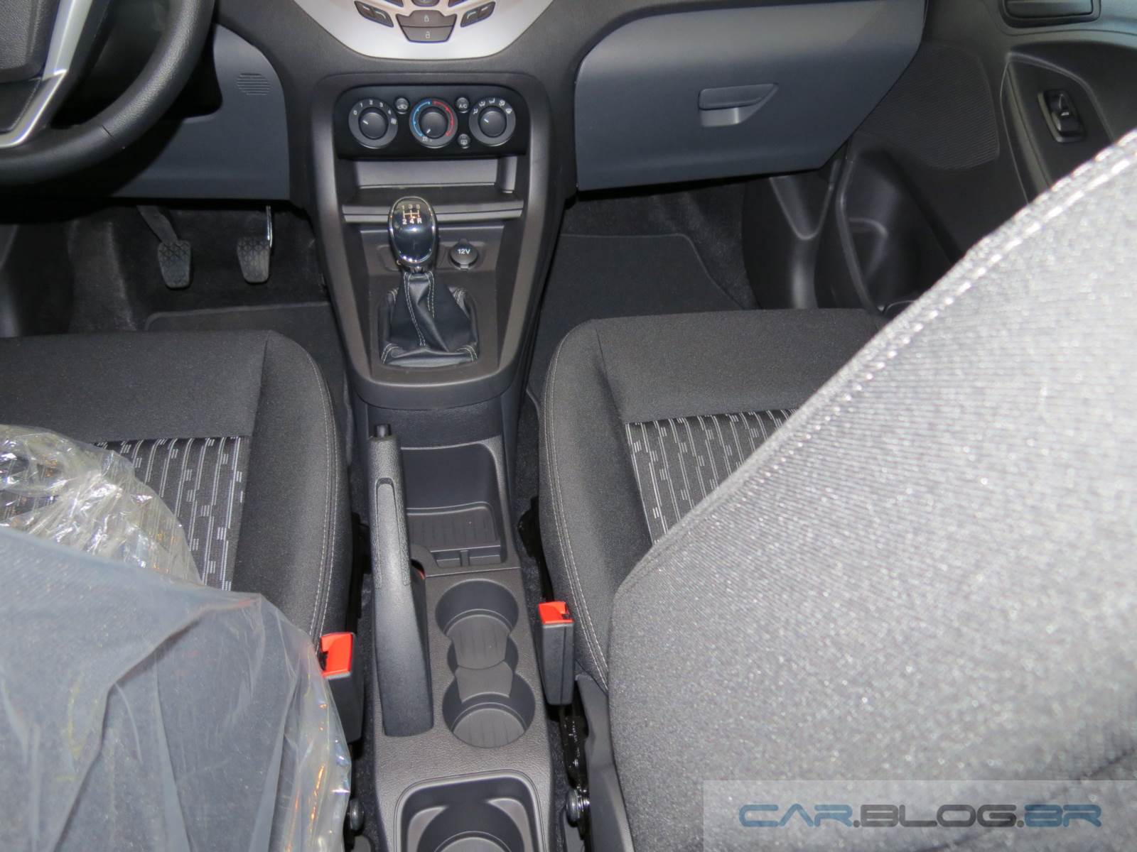 Novo Ford KA 2015 - interior - porta-objetos