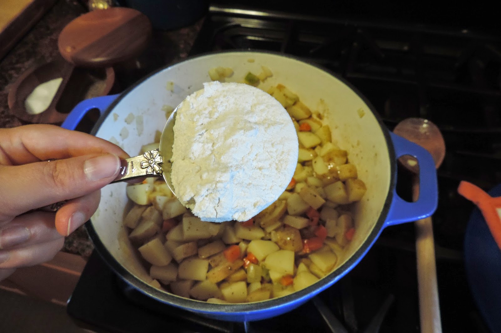 Вареный картофель в мультиварке. Вареный картофель в кастрюле. Вареная картошка в мультиварке. Можно ли доварить картошку. Можно ли доваривать суп.