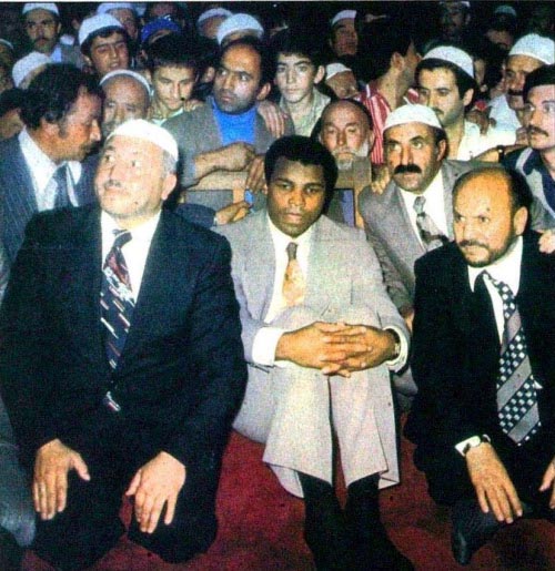 Muhammed Ali Türkiye' de, Necmeddin Erbakan Hoca ile 1976 yılında Sultanahmet Camiinde Namaz da