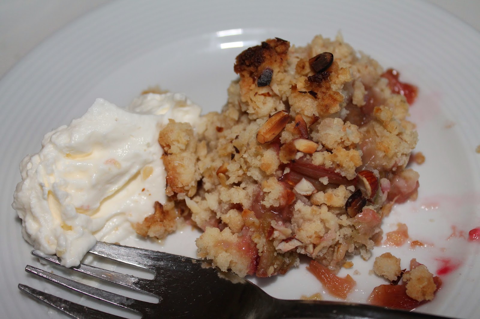 Marias Madside Nem rabarberkage med smuldredej