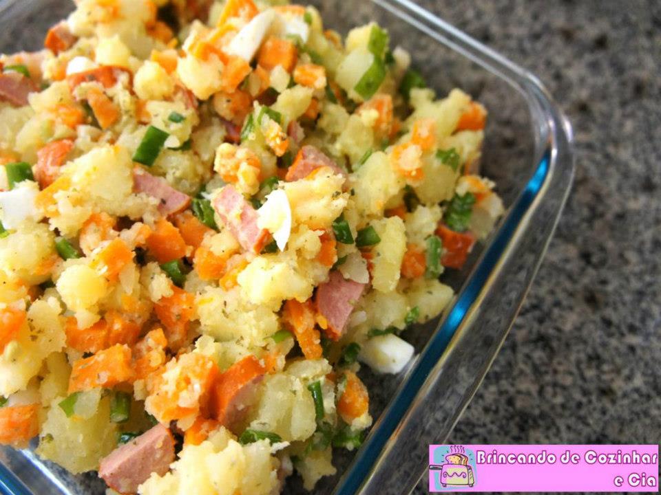 Brincando de Cozinhar e Cia: Salada de Batata, Cenoura, Ovos e Salsicha