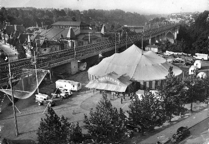 carte postale ancienne  du cirque Pilatus de la famille Buhlman chapiteau roulottes et installations