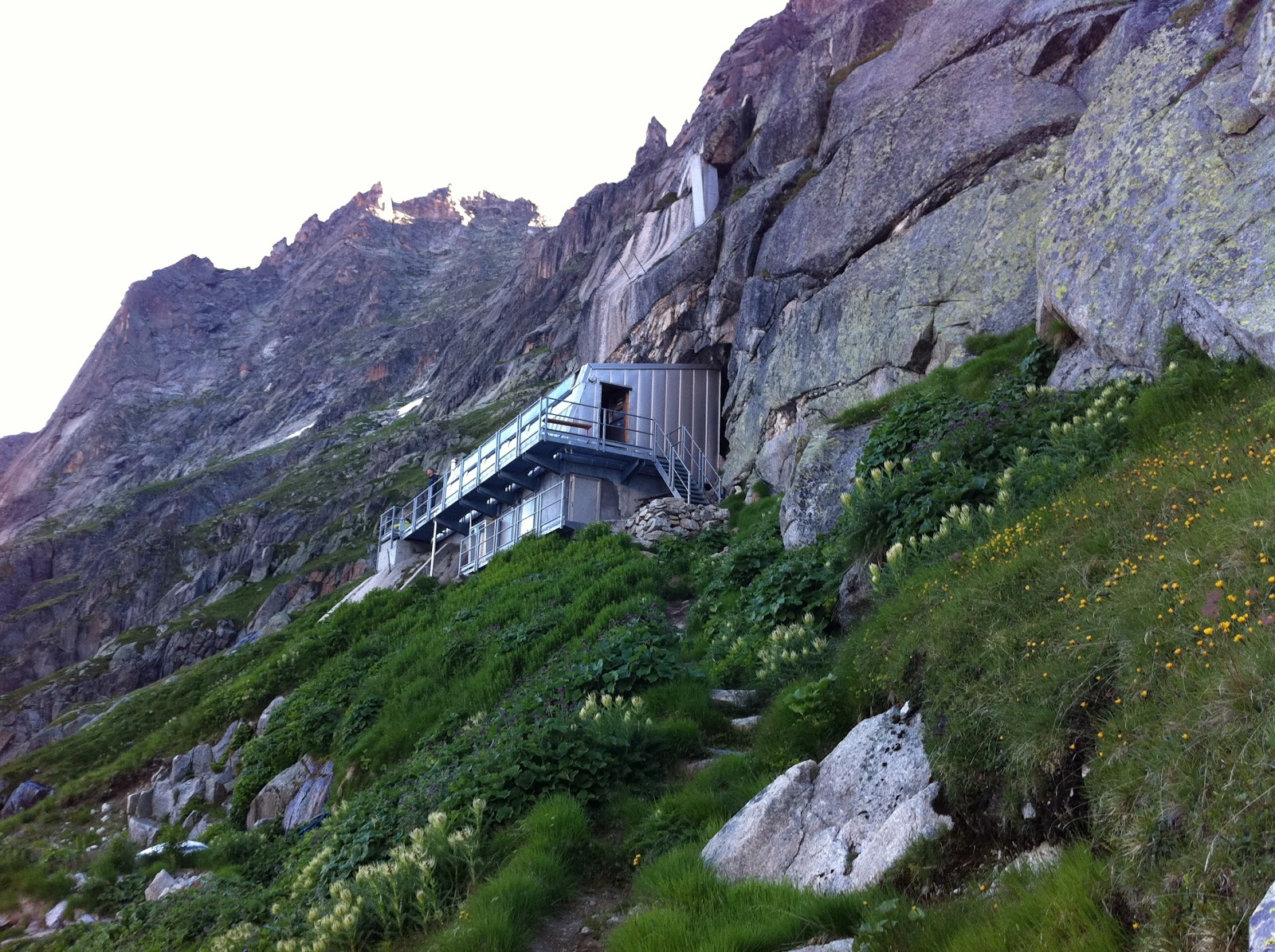 TODAY FOR TOMORROW Le Refuge de Leschaux à Chamonix,petit refuge au