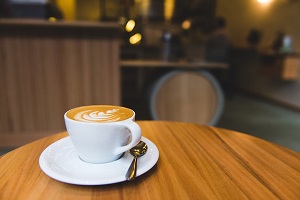 La importancia de utilizar detalles concretos al describir una cafetería La importancia de utilizar detalles concretos al describir una cafetería