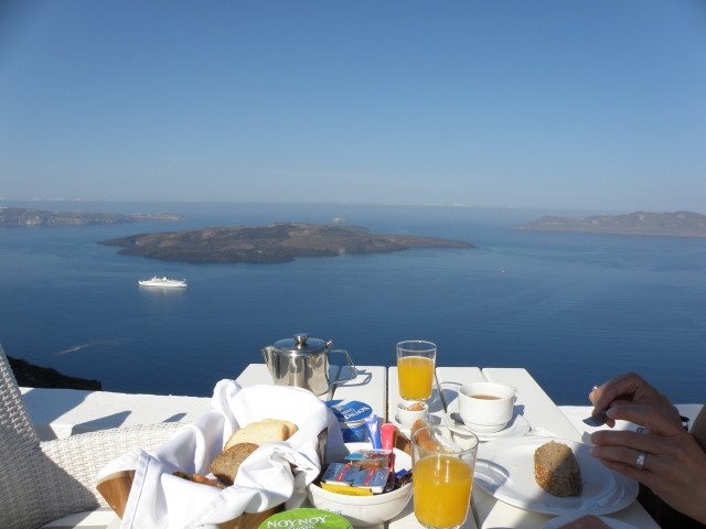 Agali Houses, Firostefani, Santorin: Frühstücksterrasse mit Ausblick auf die Caldera Agali Houses, Firostefani, Santorin: Terrasse mit Ausblick auf die Caldera