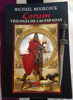 Portada del libro Trilogía de las espadas, de Michael Moorcock