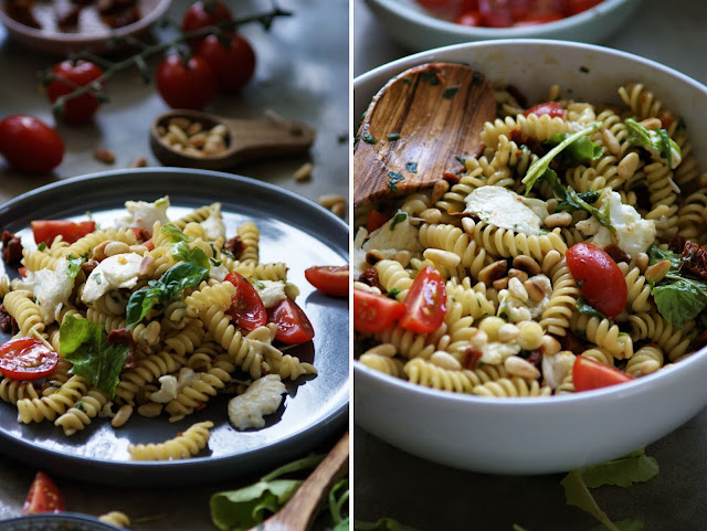 Mediterraner Caprese Nudelsalat