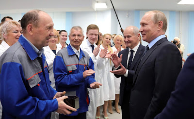 While visiting the Kupol plant, Vladimir Putin congratulated one of the veteran workers on his 70th birthday and gave him an officer’s watch.