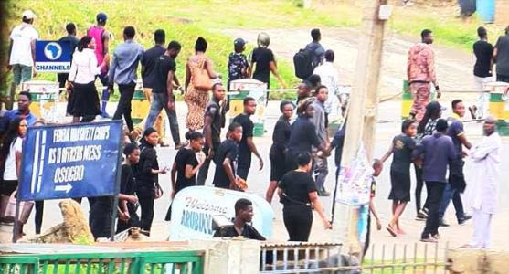 Photos: UNIOSUN students embark on protest over the death of an undergraduate