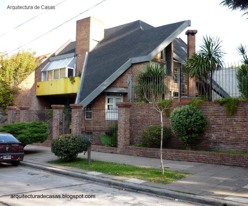 Curioso techado de una casa residencial tipo chalé pero de diseño contemporáneo estilo Posmoderno, en Villa Devoto, Buenos Aires Techo de un chalé posmoderno en Buenos Aires