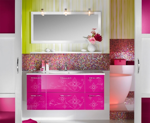 Kamar Mandi Unik dengan Dinding Mozaik Warna-Warni Kamar Mandi Unik dengan Dinding Mozaik Warna-Warni