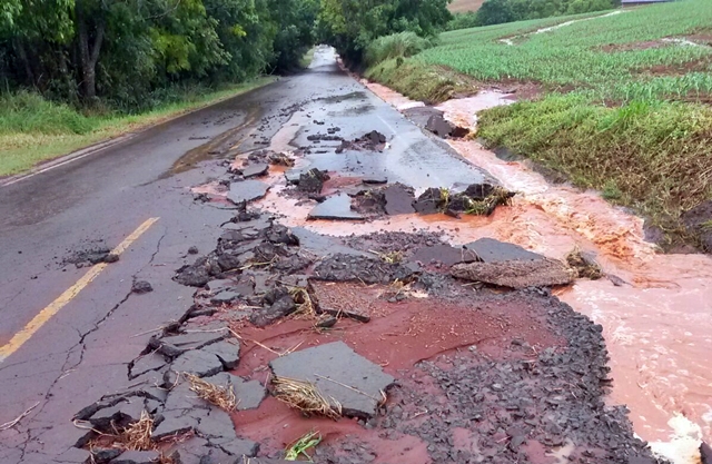Chuva forte danifica asfalto na PR-239
