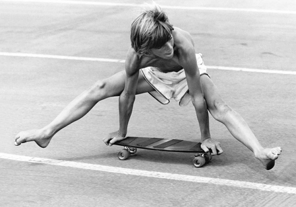 "The Gymnast handstand" - Del Mar, San Diego County, 1975 - foto por Hugh Holland | black and white photos | 70s California skaters awesome pics | imagenes chidas, fotos en blanco y negro bonitas