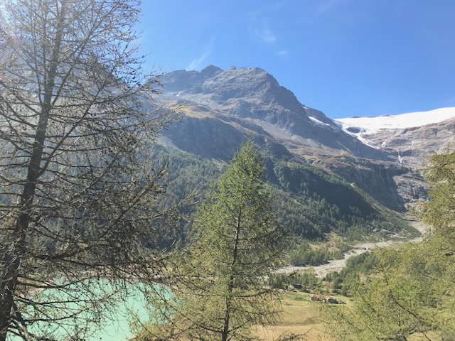 ベルニナ鉄道からの眺め　スイスの氷河の雪解け水が流れ込んでできた水色の湖