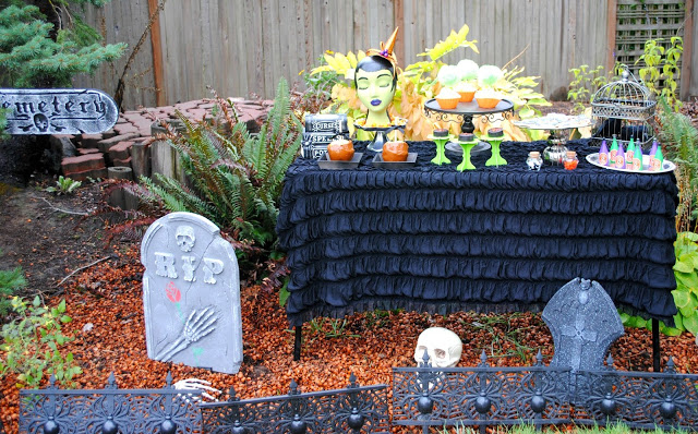 Halloween-dessert-table 
