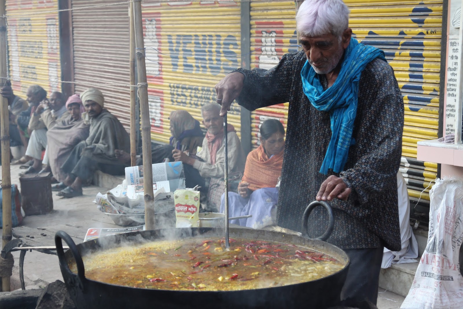 Indianos esperam um caldeirão de curry em algum lugar da Índia: ilustra a seção a respeito dos textos das linhas de ''Ting / O Caldeirão'', um dos 64 hexagramas do I Ching, o Livro das Mutações