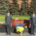 Посольство Украины в РФ украсило желто-синими цветами стелу Киева у стен Кремля и выставило там караул