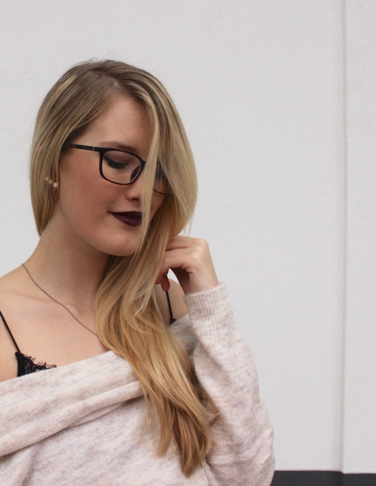 Fashion Blog Outfit Stuttgart Samtkleid Overknees Offshoulder Strick Fashion Blog Outfit Stuttgart Samtkleid Overknees Offshoulder Strick