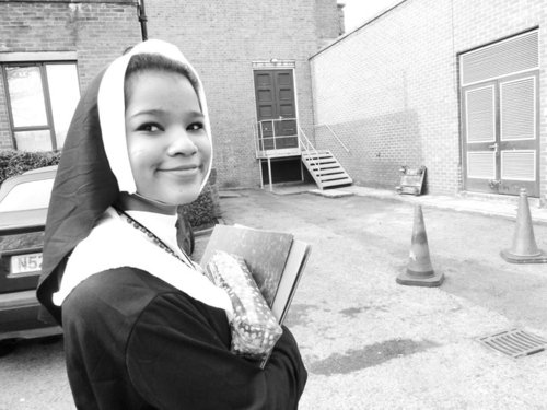 monja macho: monja estudiante