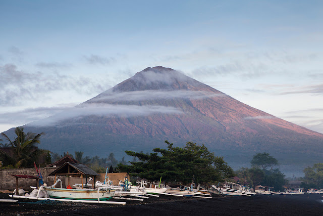 Mount Agung volcano on Bali is averaging nearly 1,000 earthquakes per day  Mt-agung-bali-indonesia-9120