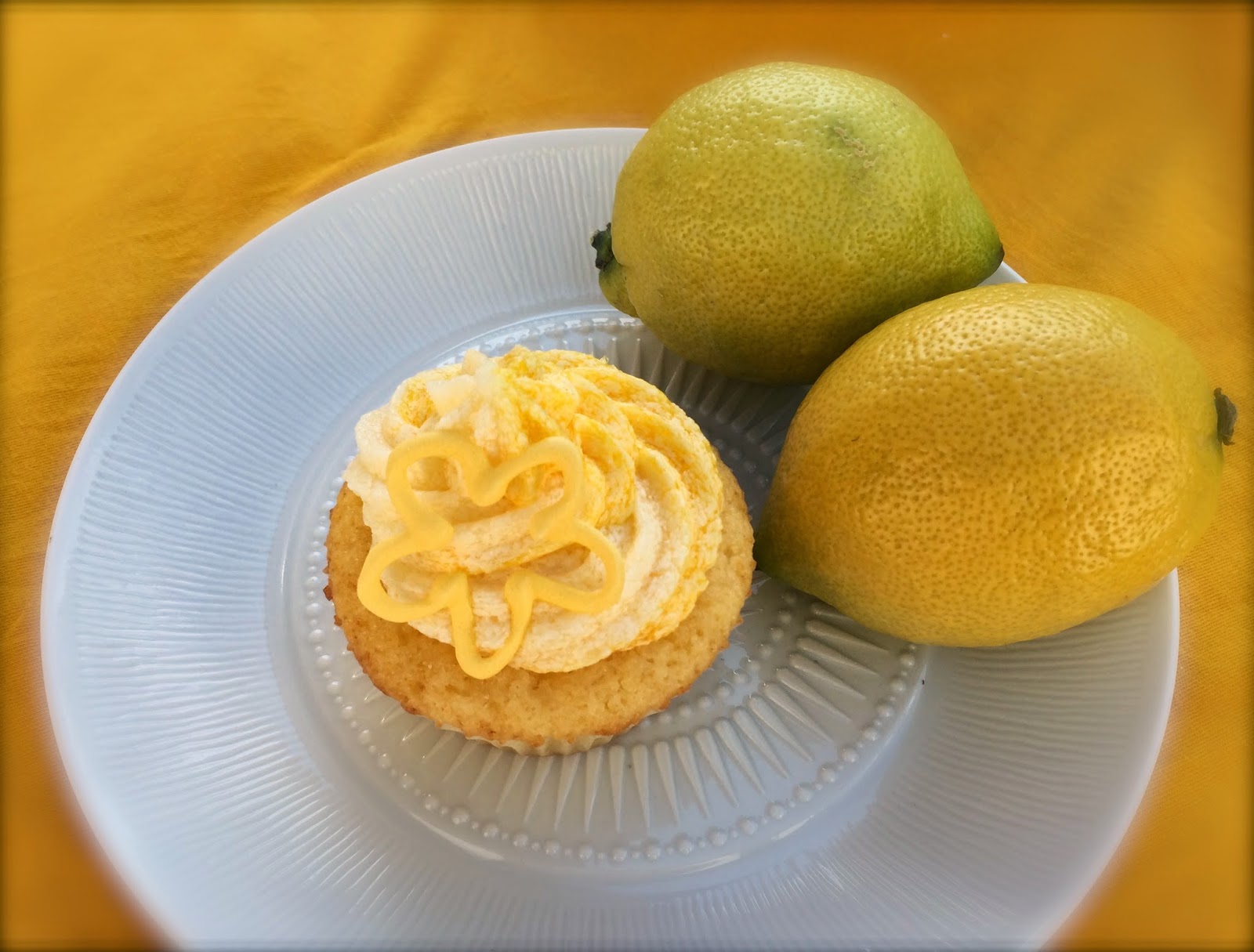 Ramona&amp;#39;s Bäckerei: Zitronen-Cupcakes mit Zitronen-Buttercreme-Frosting