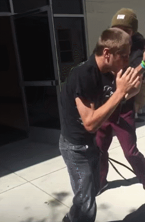 맹인학생 때리다가 쳐맞는 양아치.gif | 인스티즈