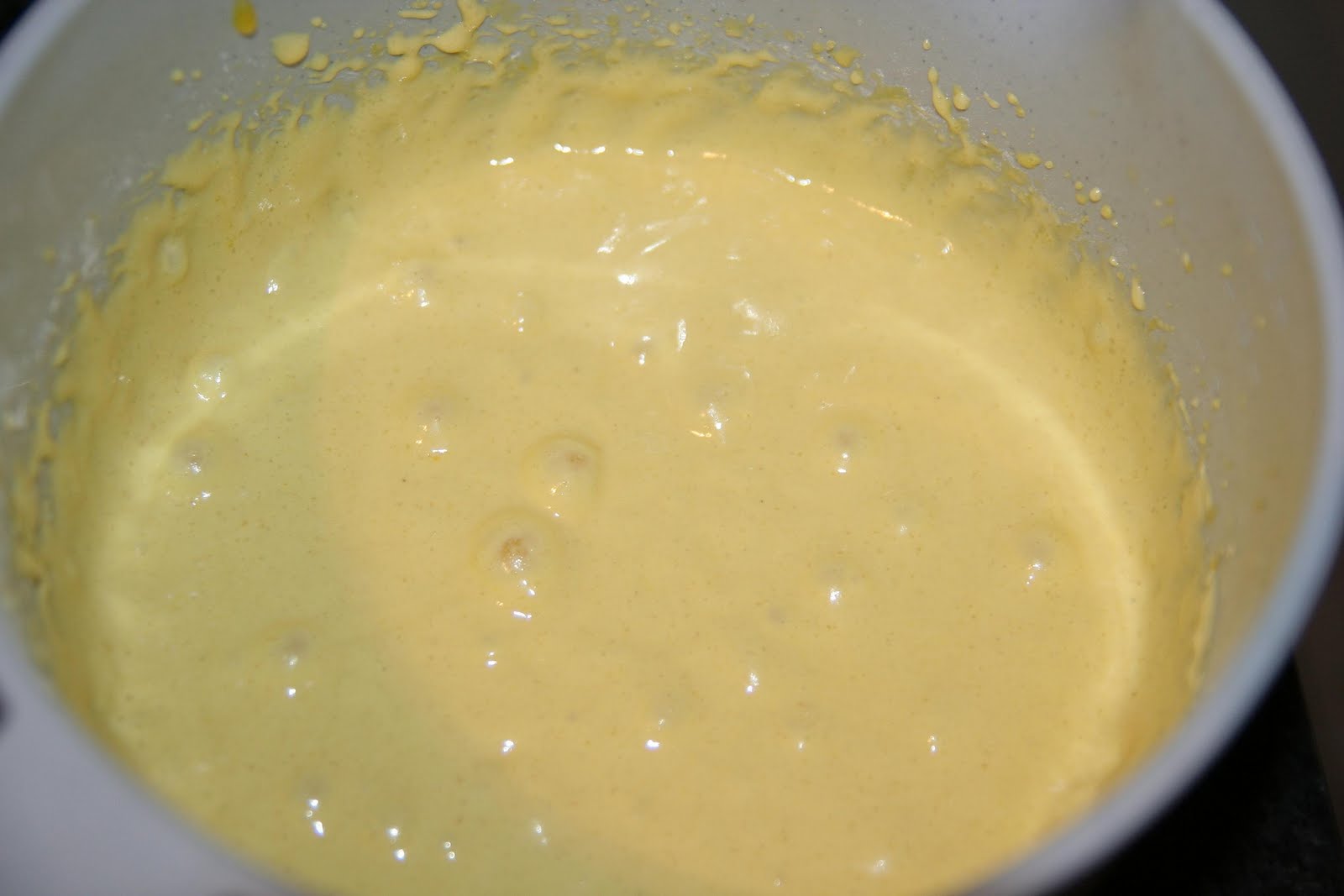 Бисквит с крахмалом. Торт с крахмалом рецепт с фото пошагово. Как добавить желатин в крем для тирамису. Как делают сметану на крахмале.