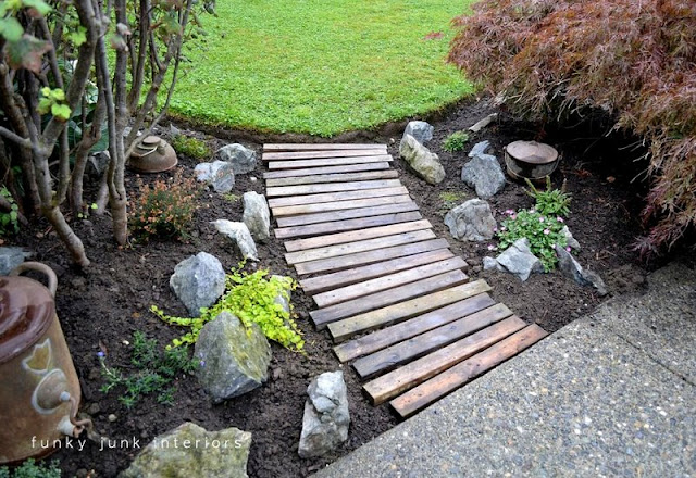 Wooden Pathway | Pallet Projects For Your Garden This Spring 