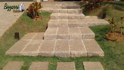 Escada de pedra folheta de granito junto a calçada com pedra paralelepípedo em casa em condomínio em Sousas-SP.