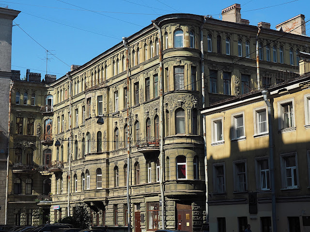 Дом в Санкт-Петербурге (House in St. Petersburg)