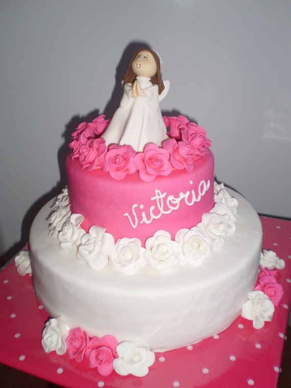 tarta de comunión con figurita y rosas