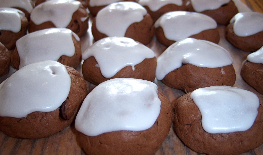 this is a recipe on how to make a chocolate Italian spice cookie these cookies have cinnamon in them and chocolate. They are frosted with a white frosting and are a popular Italian Christmas Cookie