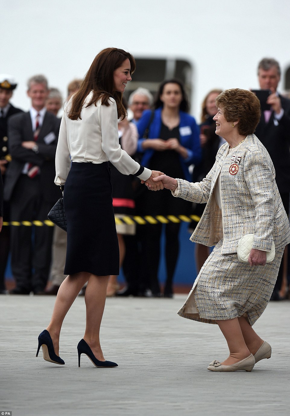 Как правильно делать реверанс. Реверанс и книксен. Кейт миддлтон поклон. Реверанс кейт миддлтон. Принцесса диана книксен.