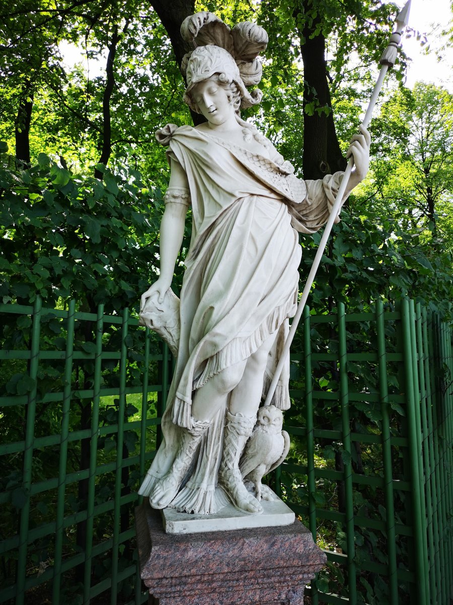 Минерва богиня чего. Афина убивает палладу. Статуя афины промахос. Минерва, богиня мудрости древних римлян. Минерва богиня чего.