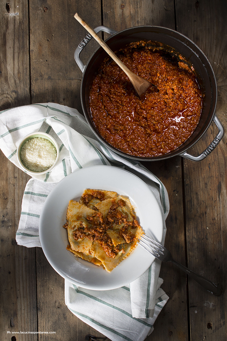 ravioli di patate e cavolo nero con ragù di carne