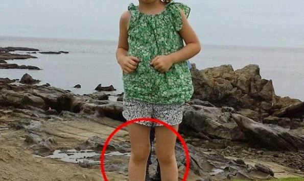 To φάντασμα πίσω από το κοριτσάκι έχει προκαλέσει χαμό στο internet!