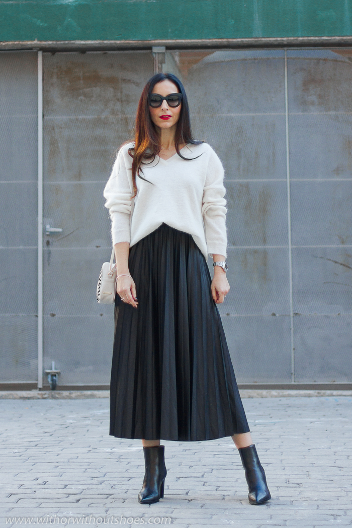 tendencias streetstyle Influencer blogger valencia con look urban chic comodo estiloso falda plisada botines