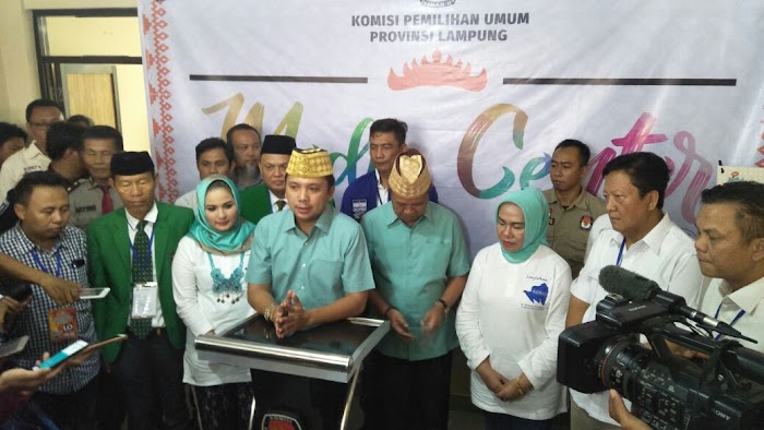 Ribuan Masyarakat Dari Seluruh Elmen Menghantarkan Ridho - Bachtiar Ke KPU