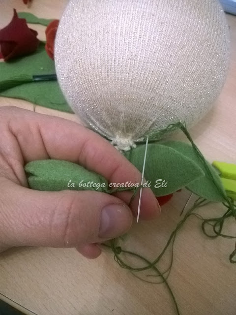 tutorial-palline-natalizie-di-polistirolo-decorate-con-tubolare-in-tessuto-e-fiori-in-pannolenci