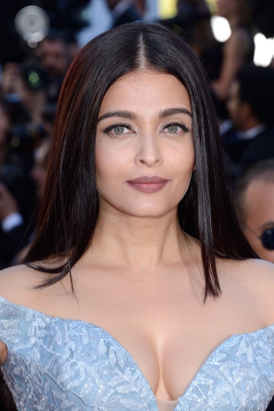 Aishwarya Rai Bachchan Looks Irresistibly Sexy in a Blue Michael Cinco Gown At 'Okja' Premiere During The 70th Cannes Film Festival 2017