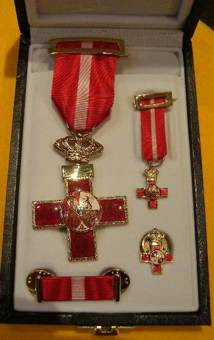 Cruces del Mérito con distintivo rojo para dos militares del Ejército de Tierra.